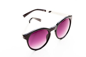 Moderne Sonnenbrille mit pinken Gläsern