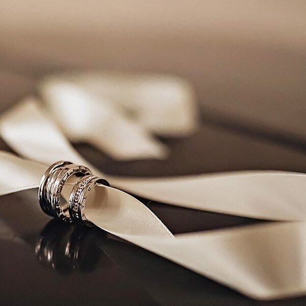 Elegante Trauringe auf Schleife - Hochzeitsschmuck