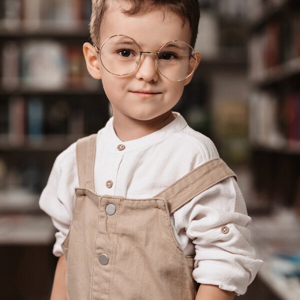 Kind mit moderner Brille
