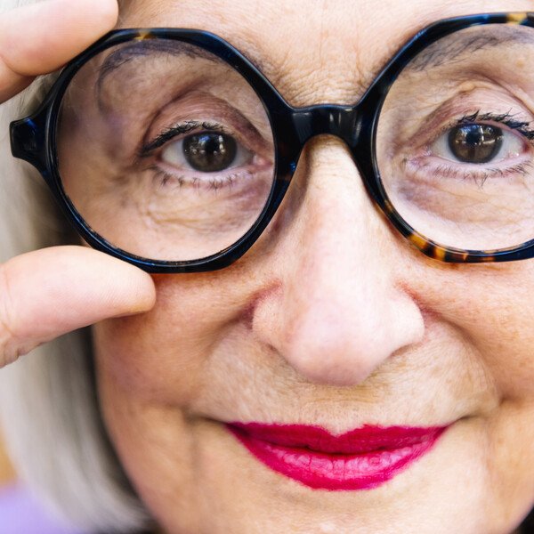 Seniorin setzt neue Brille auf - Brillen für alle Altersgruppen