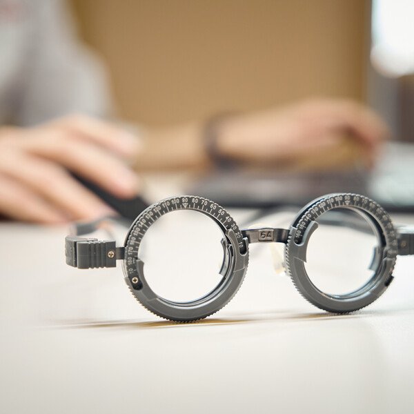 Messbrille mit Probiergläsern für Sehtest beim Augenoptiker