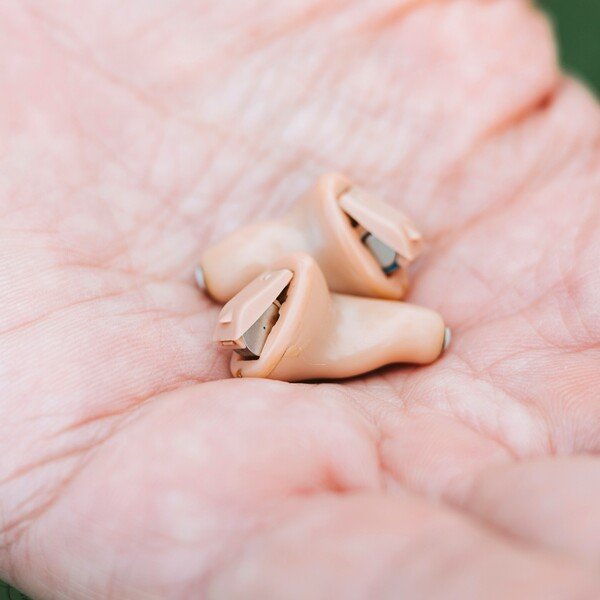 Mini-Hörgerät im Gehörgang - diskrete In-Ear-Hörsysteme